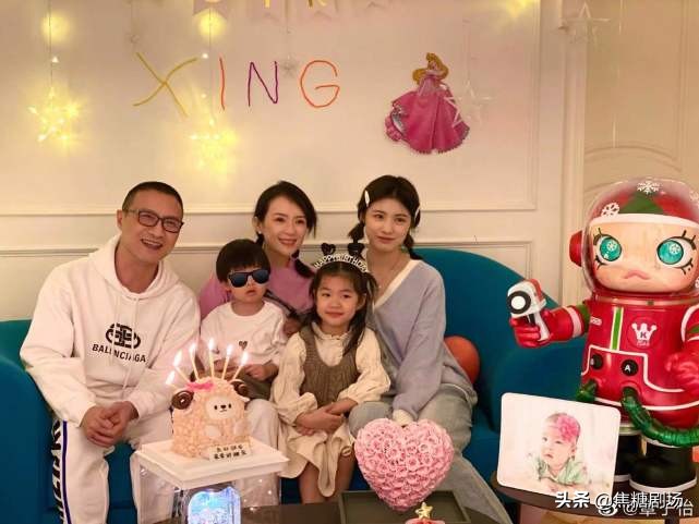章子怡否认离婚后晒家庭照，汪峰跟2岁儿子穿亲子装，父子俩超像