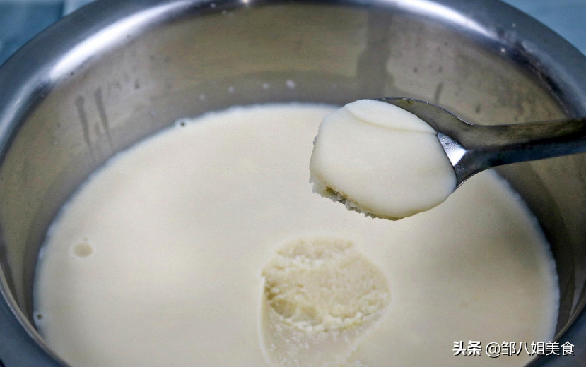 熬猪油，焯水还是不焯水？教你正确做法，猪油雪白不腥放得久