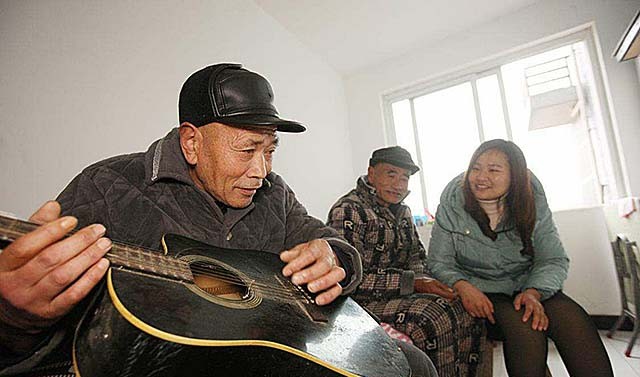 安徽光棍兄弟收养弃婴，给拖拉机装土赚奶粉钱，34年后女婴成教师