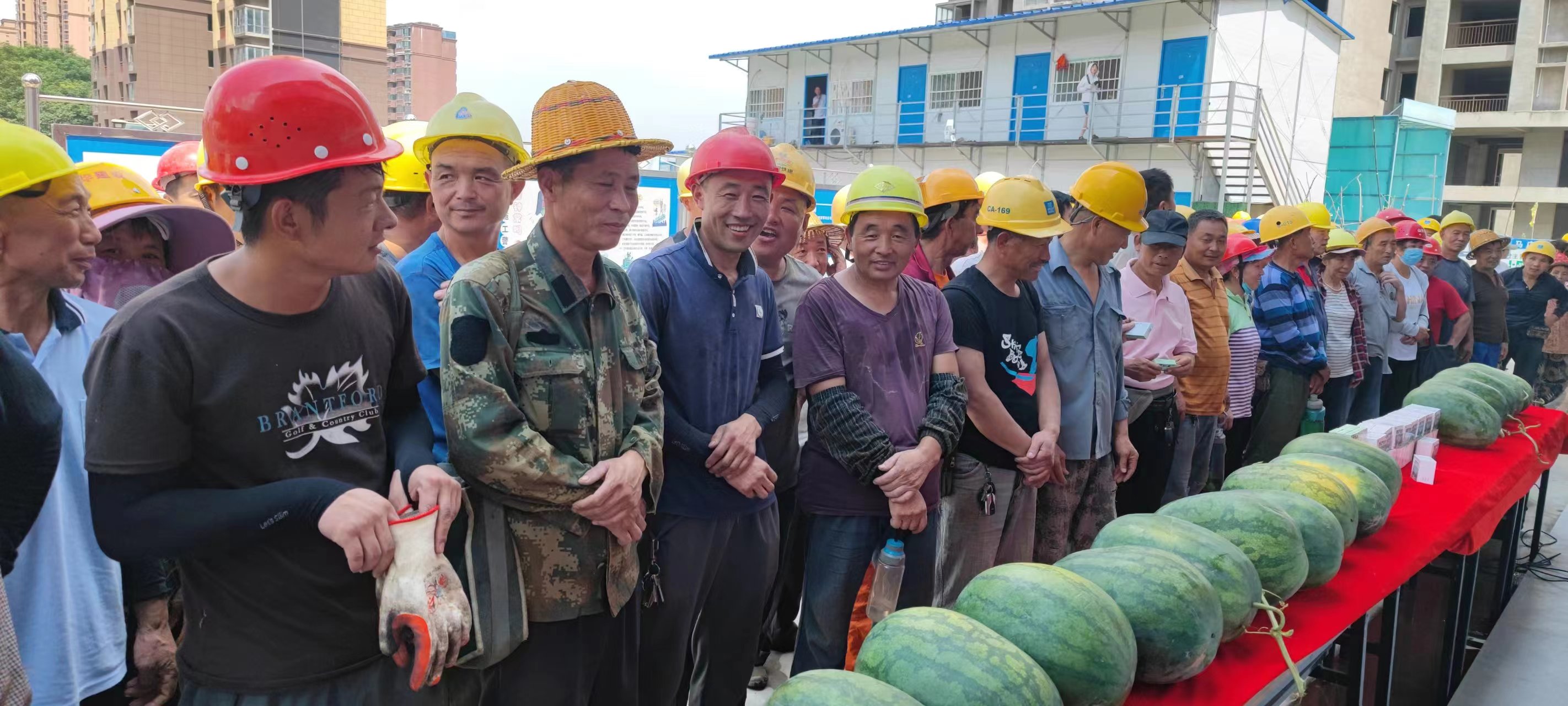 情系农民工 盛夏送清凉 驻马店富地公园学府关爱民工万斤西瓜免费送