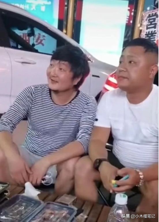 王大治带女儿吃路边摊，身材发福肚腩明显，胡子拉碴状态显油腻