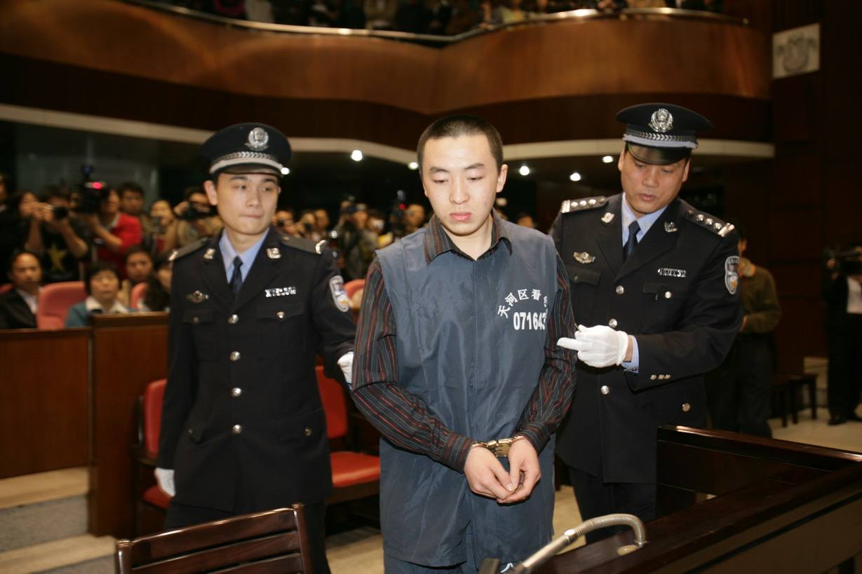 2006年，小伙因ATM机故障多取17万，被判无期后不服，重审改判5年