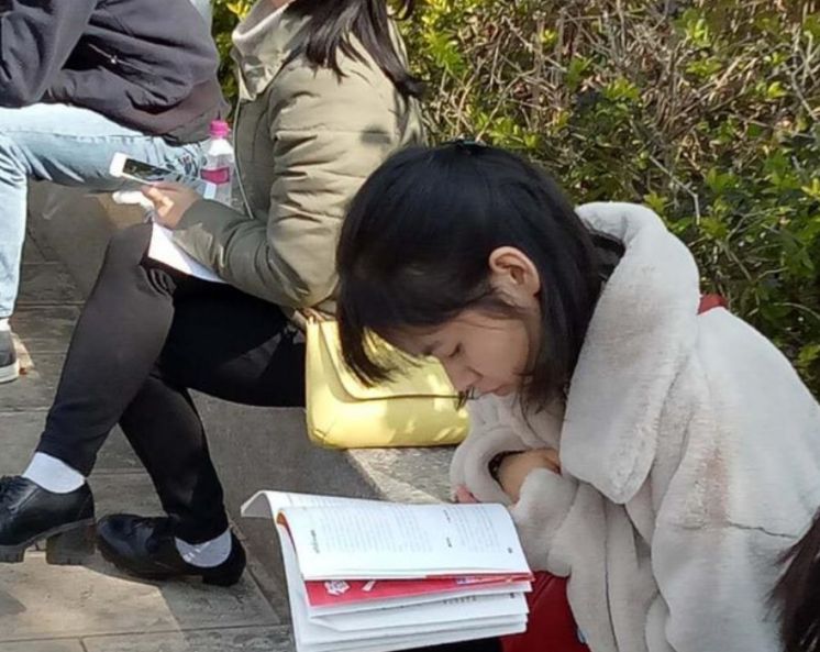 花20几万读大学，最后月薪不到3000，女大学生吐槽毕业现状