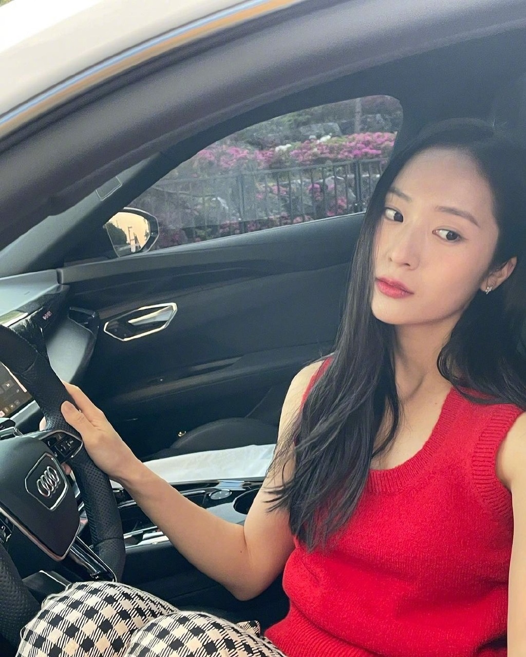 郑秀晶晒私照，长发红唇迷人的气质，她在炫耀1.6亿韩元的汽车？