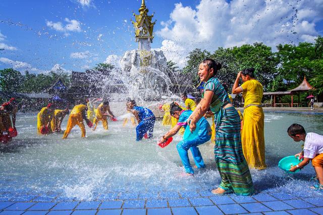 民族风情园位于西双版纳州首府景洪市城南风景秀丽的流沙河畔,有傣族