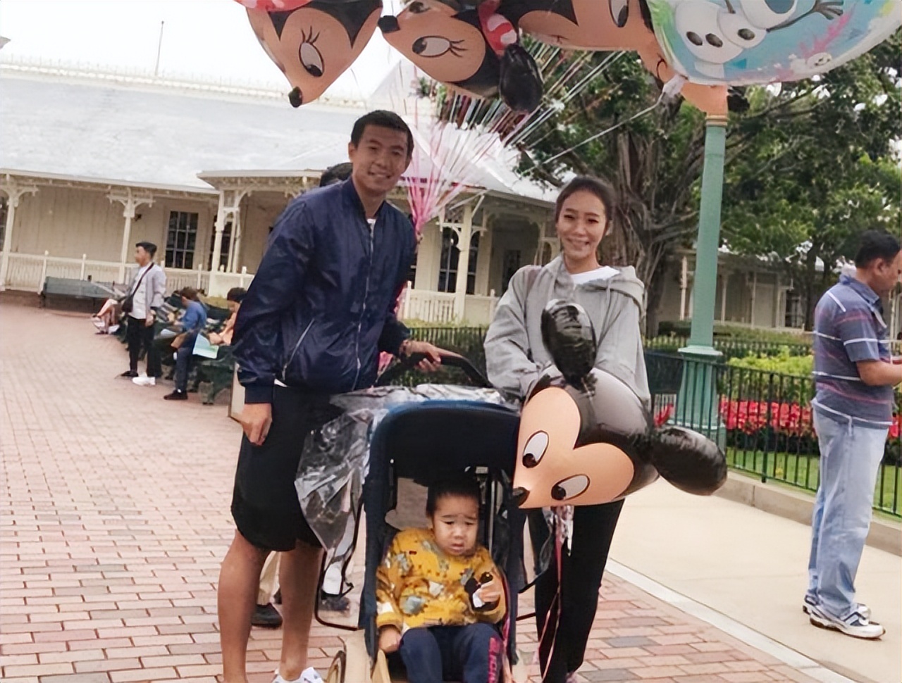 前国脚徐亮28岁落选国家队，退役后当网红，流泪哭诉“混得很差”