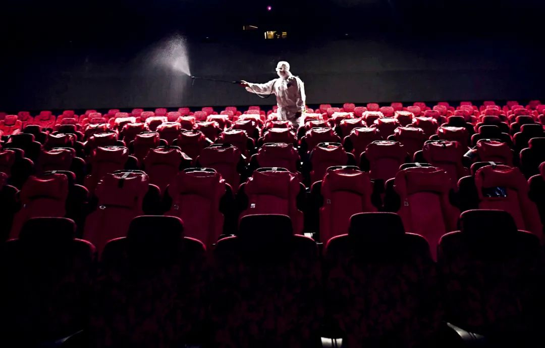 每场平均1.8人，近60%影院关门：电影院还能挺过疫情吗？