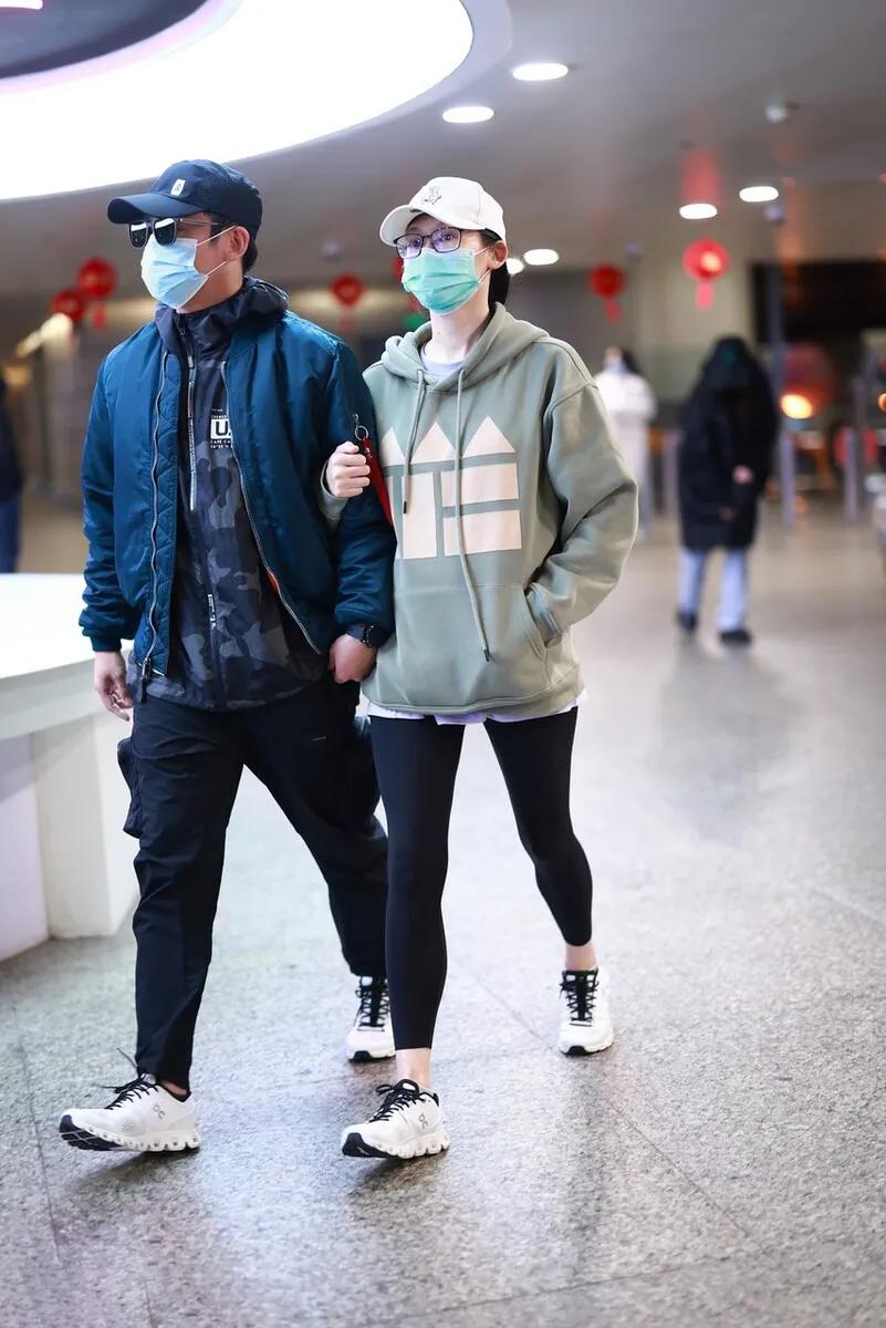 郑恺苗苗一家三口同框温馨幸福，1岁女儿打扮粉嫩，侧颜软萌可爱