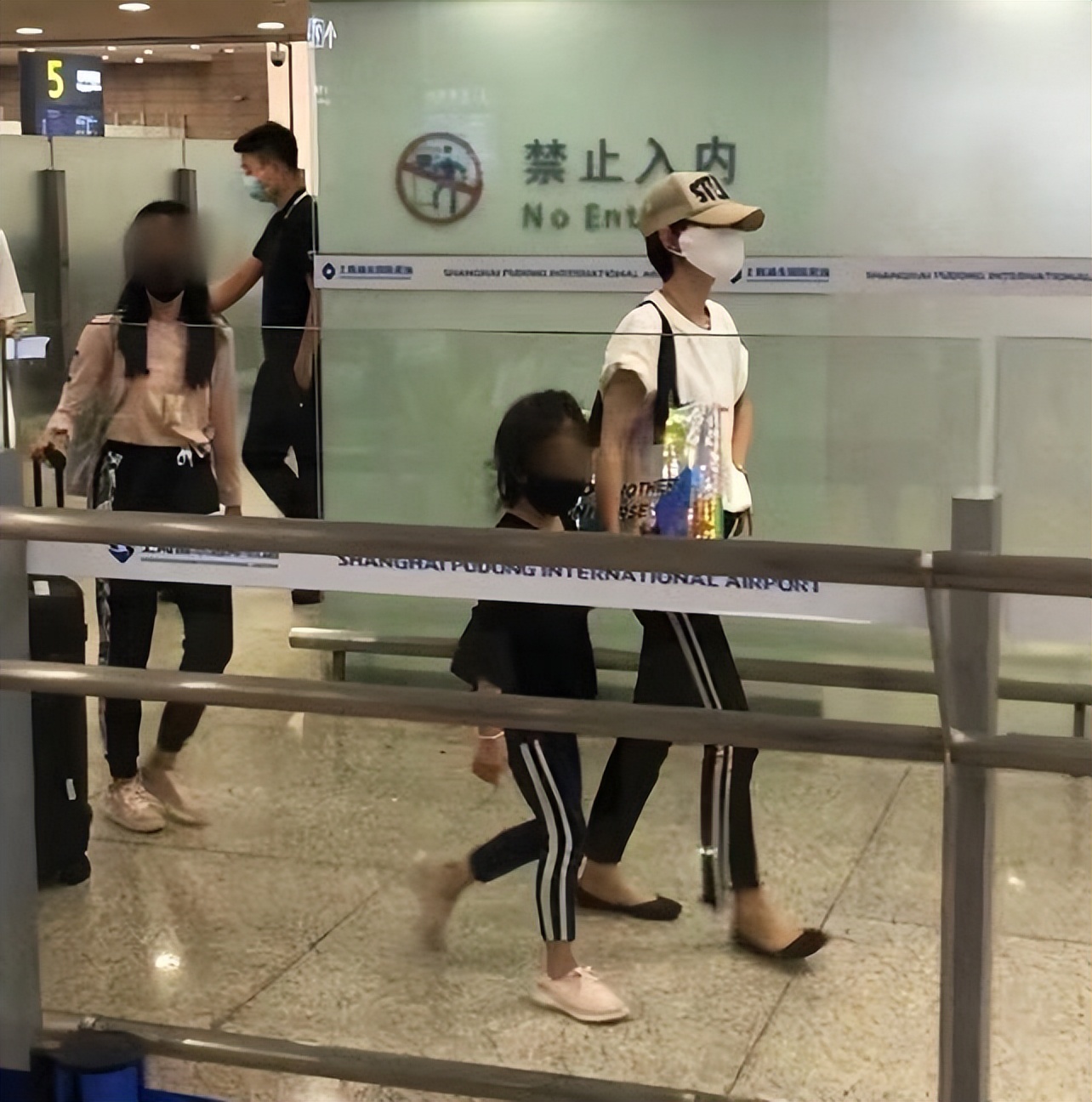 马伊琍品味真该提升了！娘仨穿成彼此翻版，但款式风格未免太普通