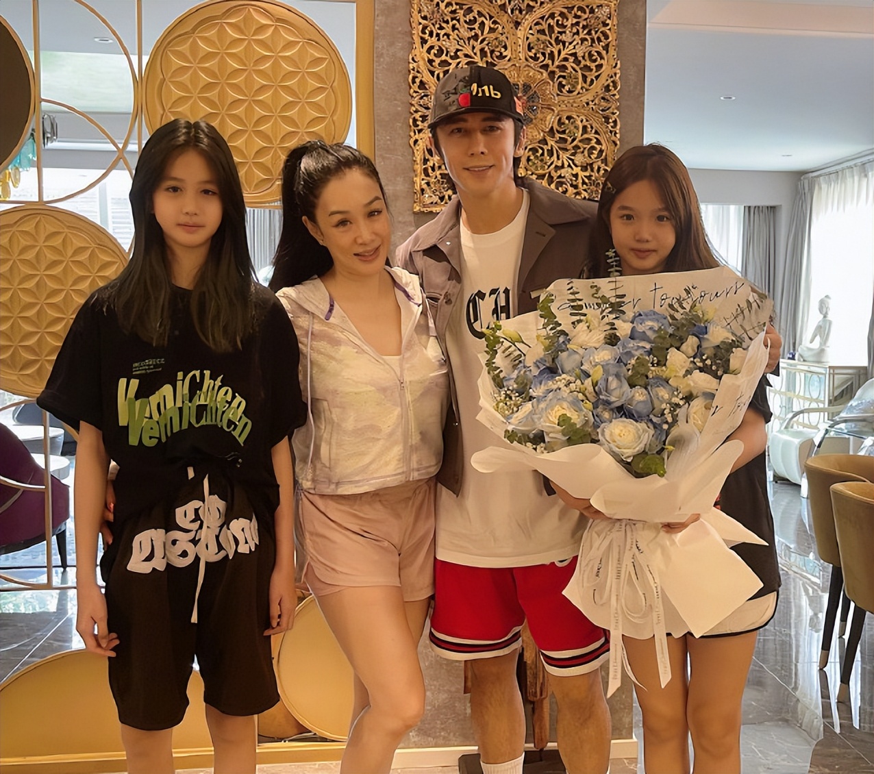 钟丽缇晒照为老公庆生，两女儿身高超妈妈，张伦硕搂着妻女好幸福