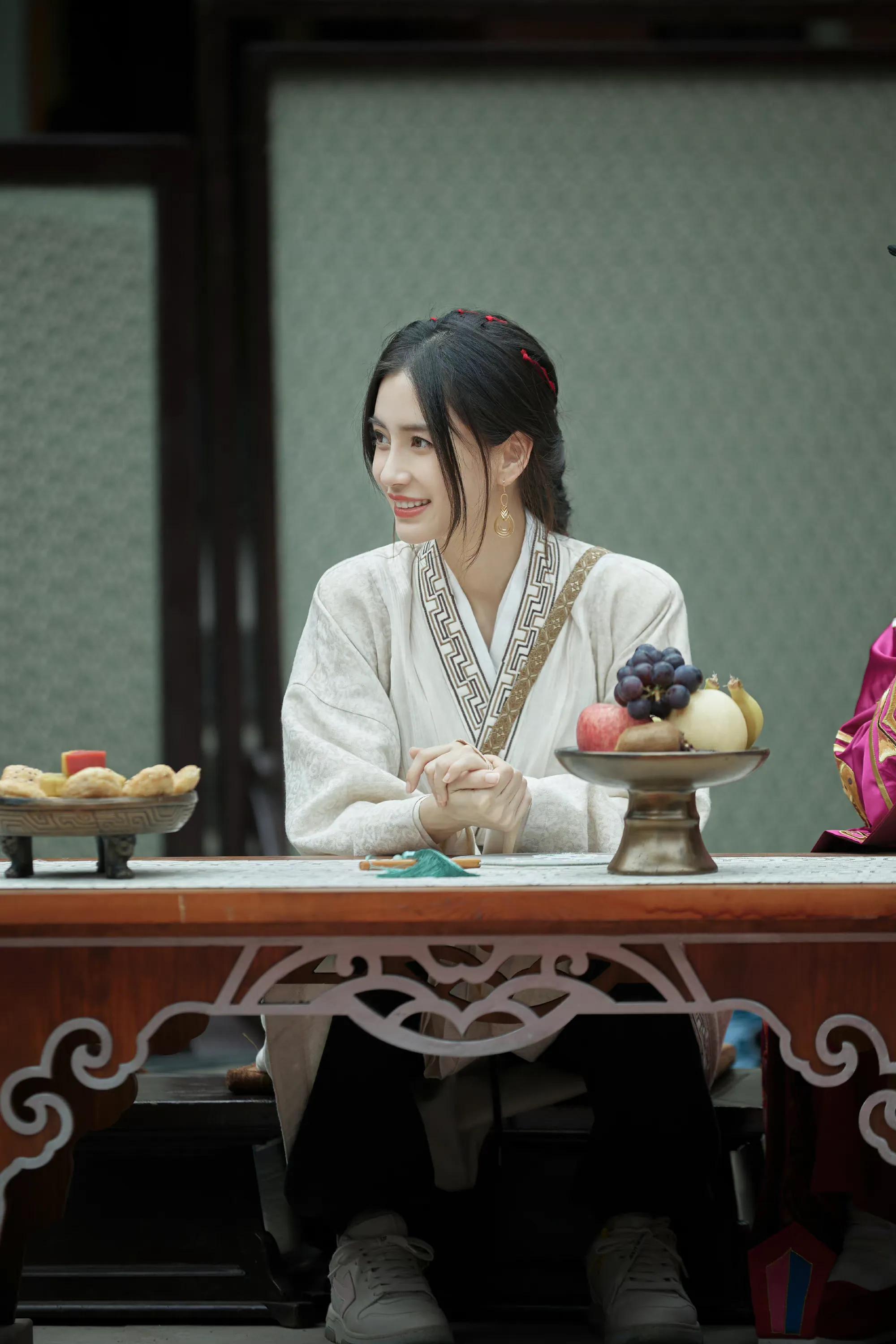 新一期《奔跑吧》和《萌探2》之最新一期的Angelababy