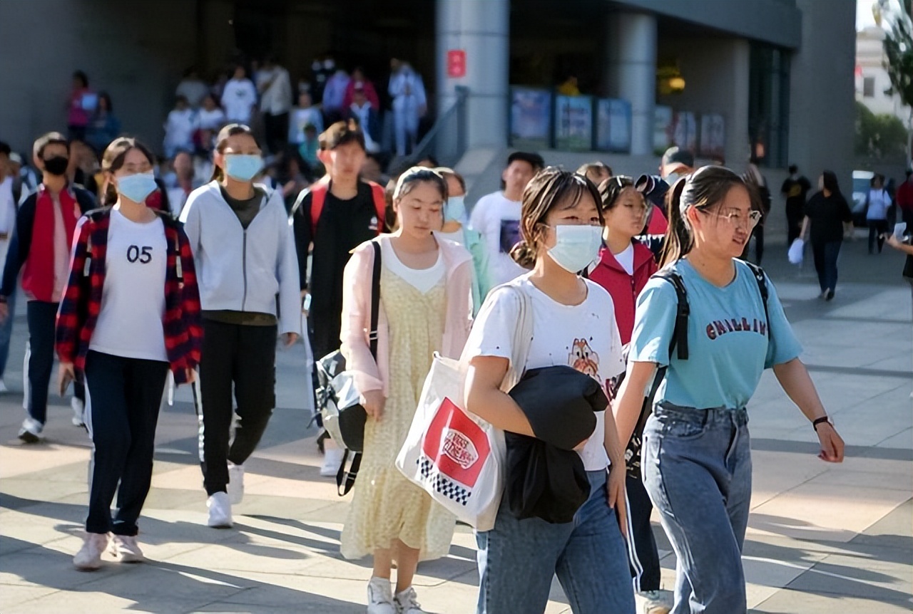 上海返校复课时间还未确定，中小学暑假时间却已出炉，家长发愁