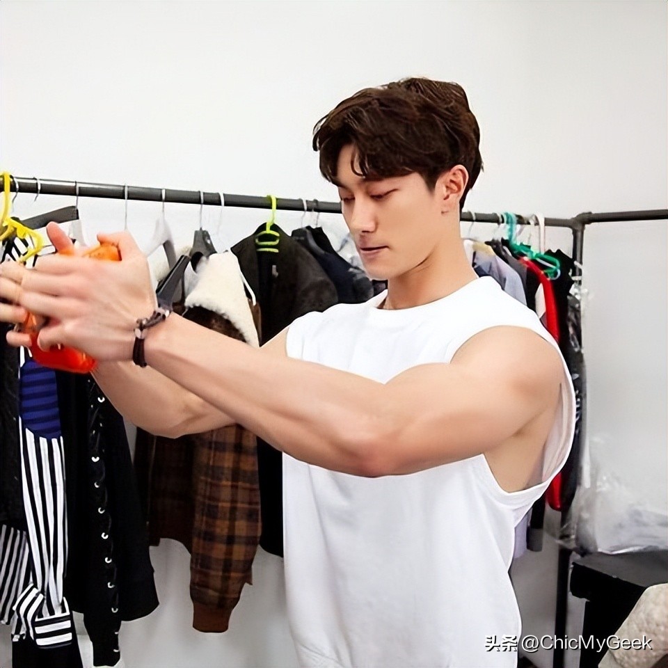 郭东延让人意外的不只身高,还有他超级壮硕的手臂!