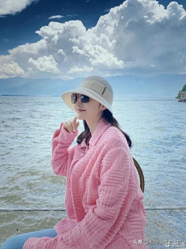 景甜置身碧海蓝天 穿粉外套撩拨长发好甜美