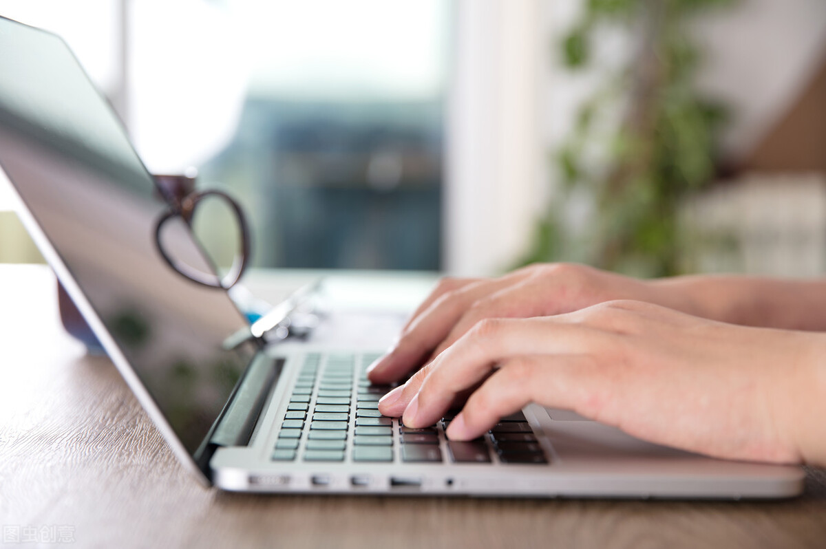 自学技术“翻墙”浏览境外色情网站，这种行为违法吗？