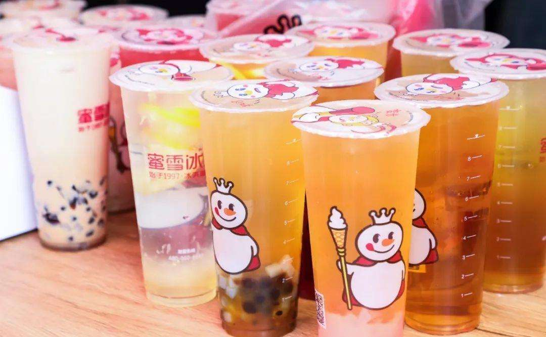 蜜雪冰城财富密码：奶茶仅6元，1年赚8亿，加盟费40万堪称印钞机