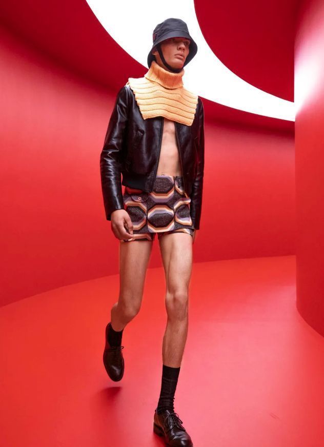 男生“露肉装”也开始内卷！露脐装、香肩和超短裤，时髦又性感