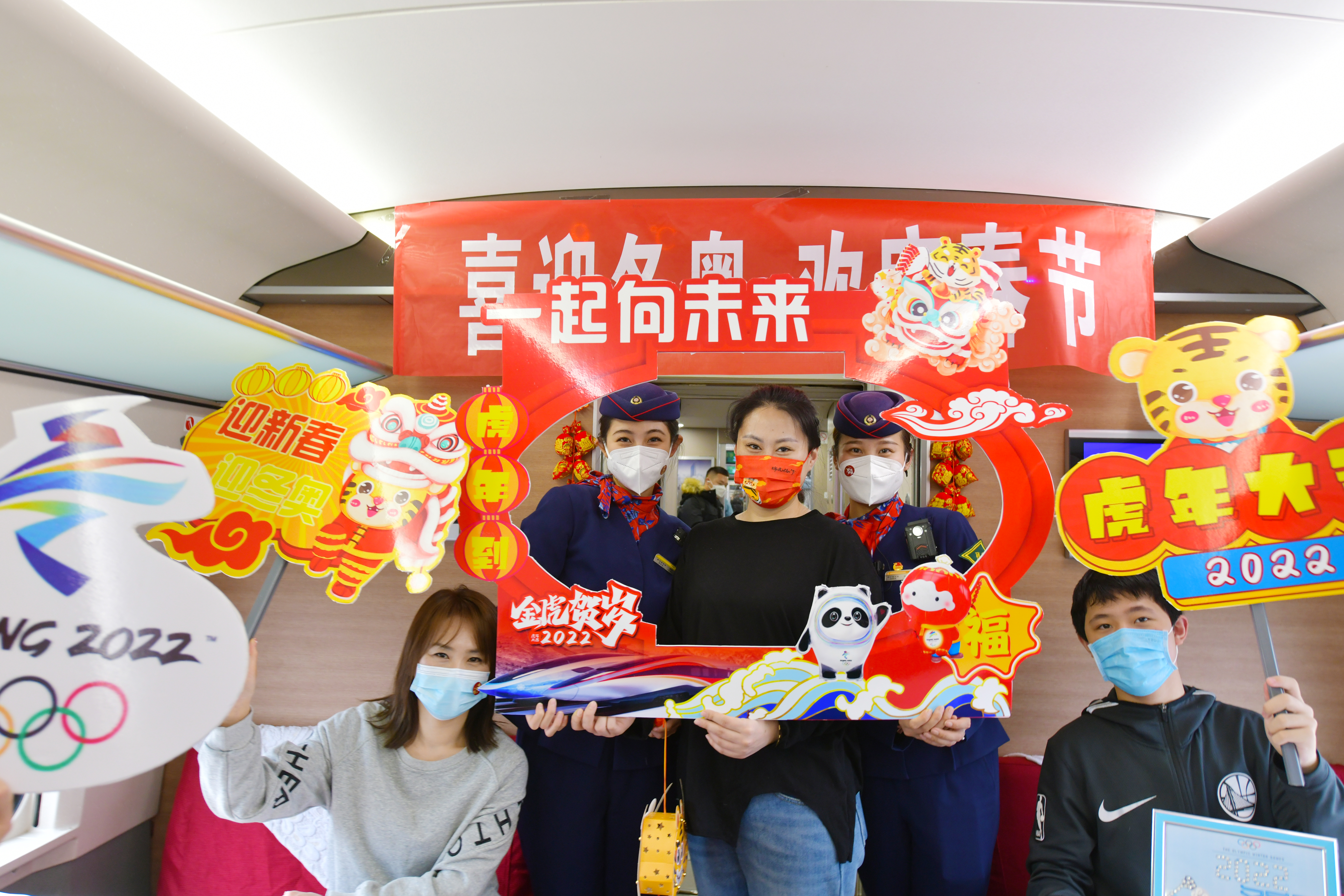 春运中的G1576次列车上充满欢声笑语