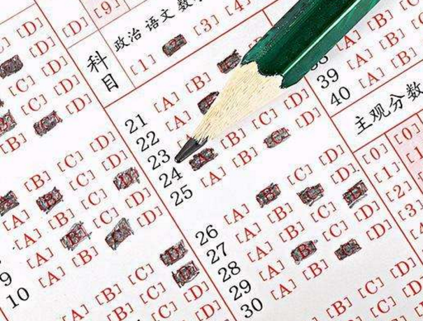 高考涂答题卡为何必须2B铅笔？看到扫描后效果对比，就容易理解了