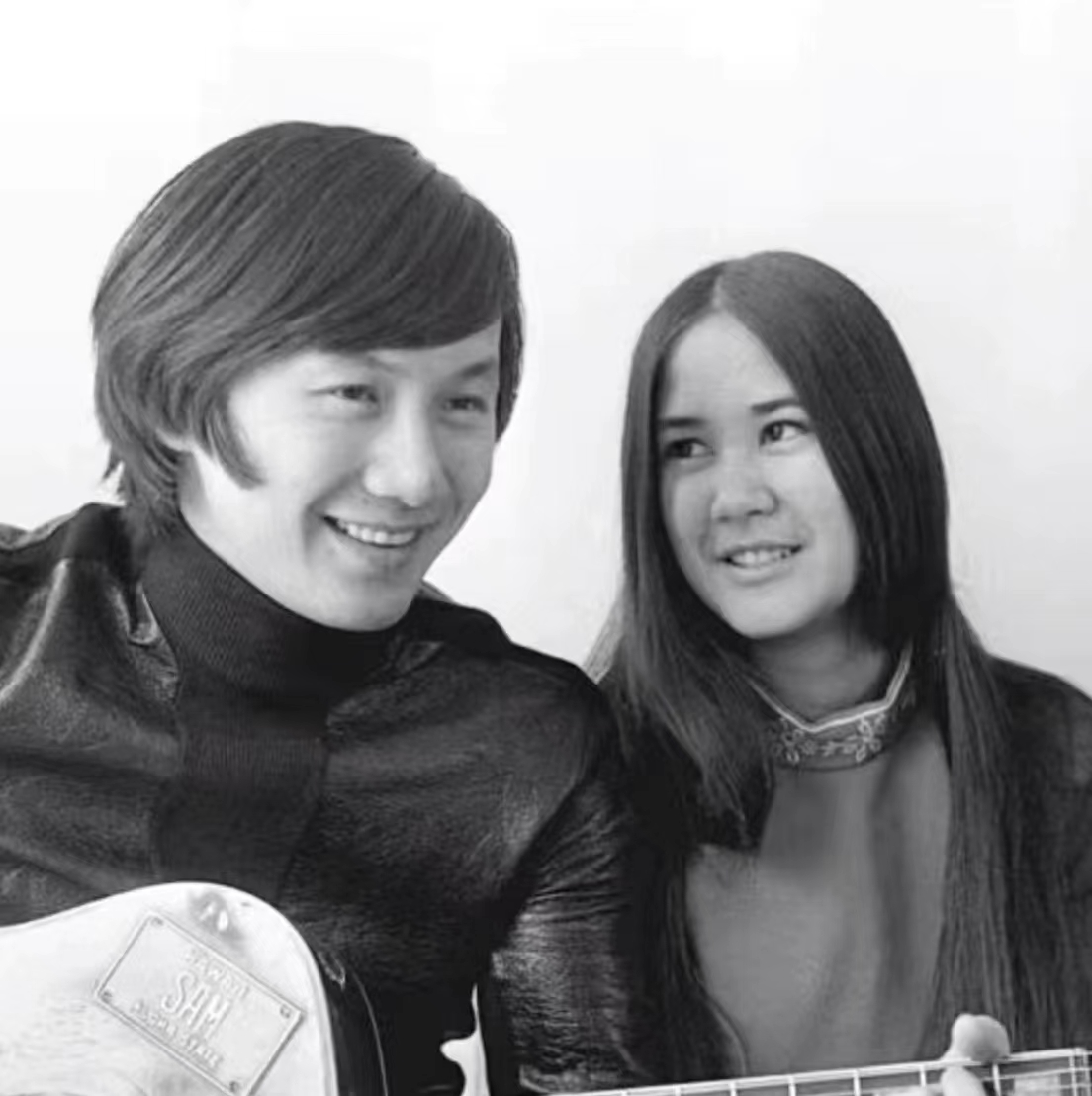 74歲的許冠傑看似輕鬆曬全家福！