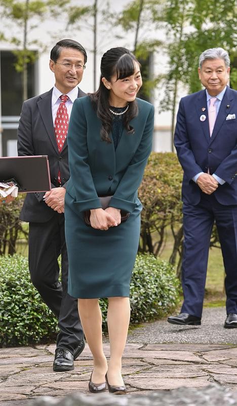 跟着日本皇室学端庄的搭配，不同年纪的人穿的也不同，选对了更美