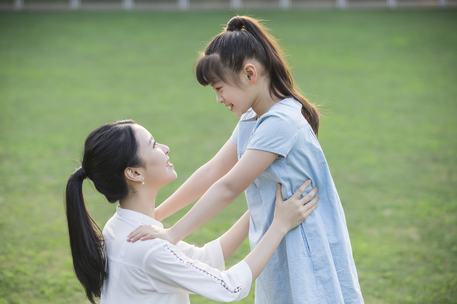 五年级女孩穿白裤子，在路上遭遇首次月经，路人的表现让人感动