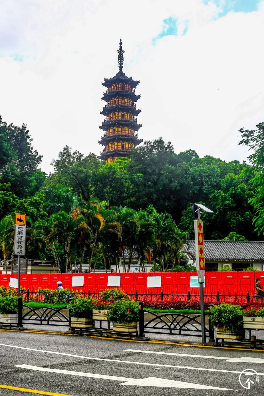 我在深圳富士康打工，月入5k，住30元旅館