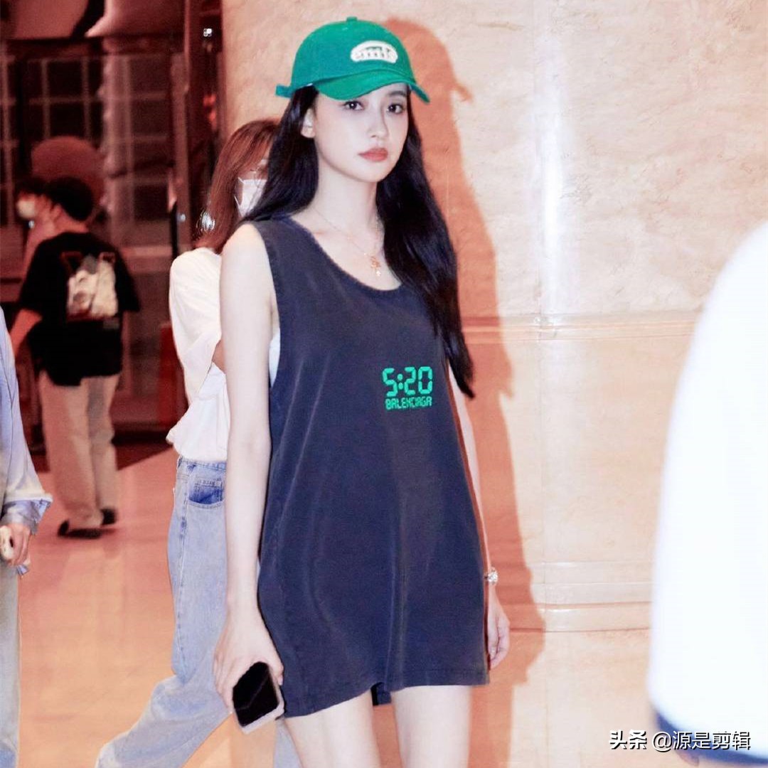 孙怡 穿无袖长款T恤配黑色马丁靴，演绎下衣失踪风格