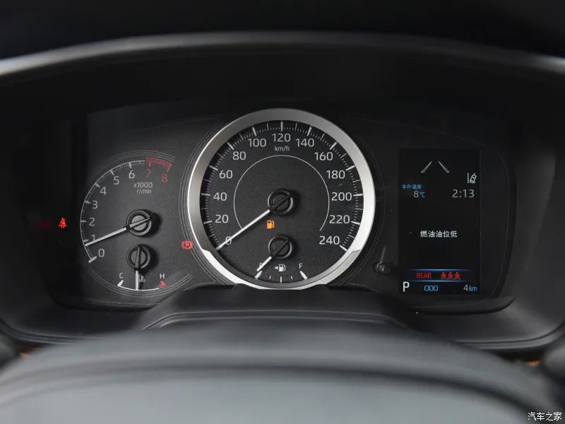 卡罗拉锐放：2.0L、最低配都有主动刹车、车道保持，这车才十多万