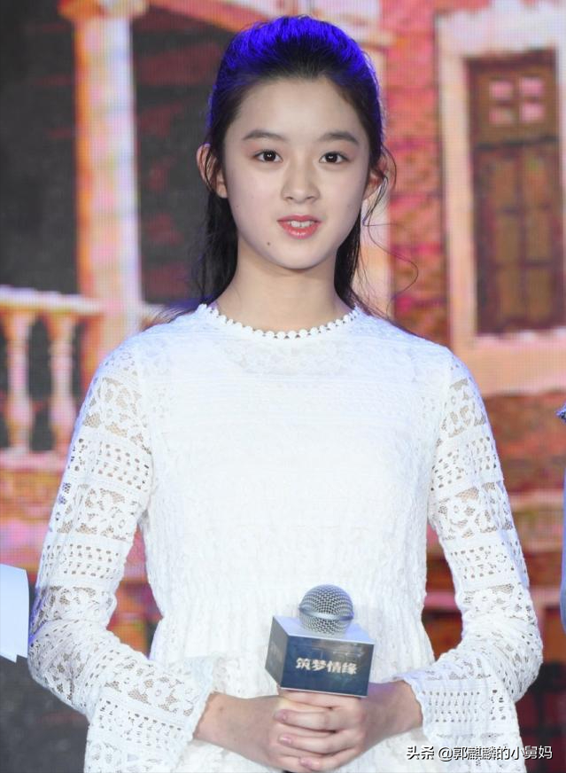 又一个童星被“催熟”？小学没毕业被杨幂签下，浓妆成家常便饭