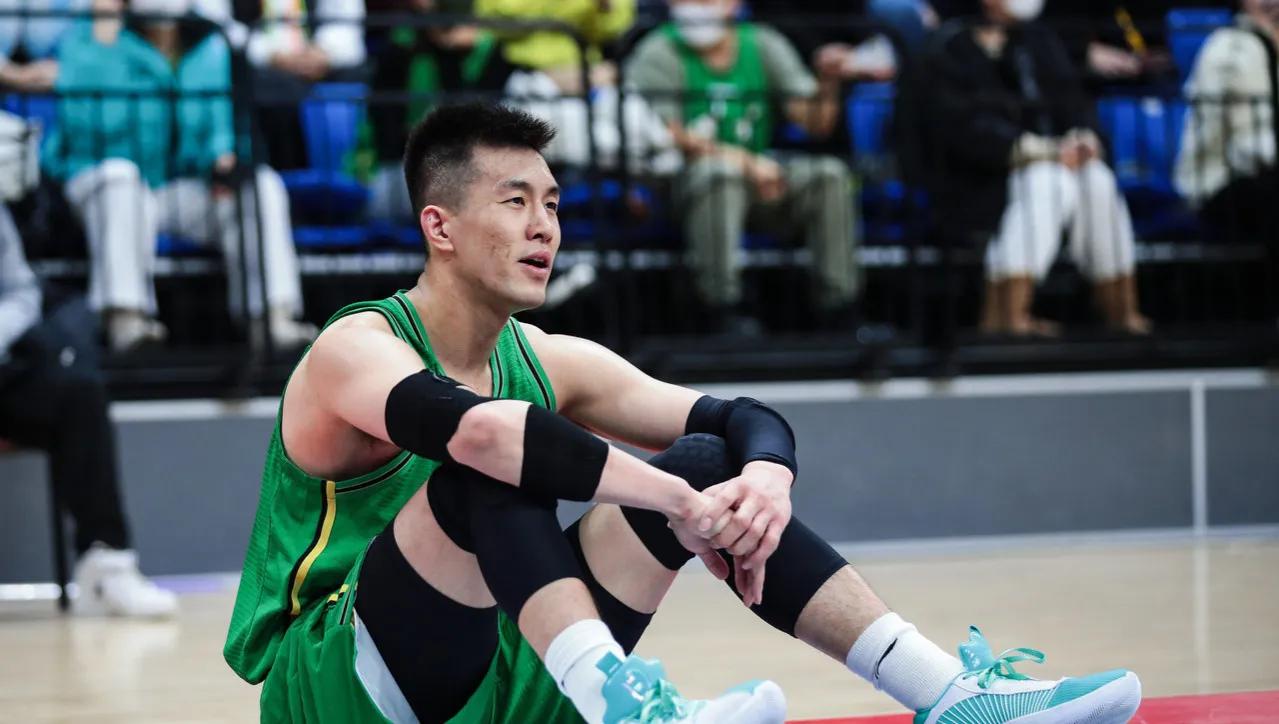 nba球员为什么都喜欢姚明(姚明为何总给人一种不待见郭艾伦，偏爱易建联的感觉呢？真相了)