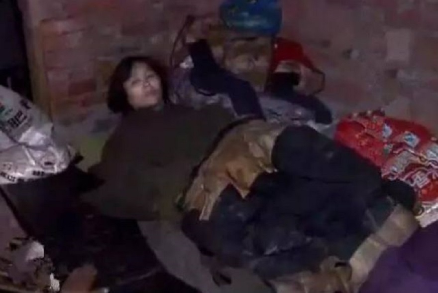 1995年，19岁女大学生被120元卖给55岁老汉，2人与牲口同住17年