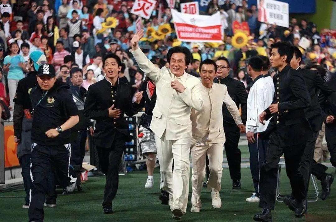 昙花一现的新七小福组合，由成龙的接班人变成了频频领盒饭的龙套