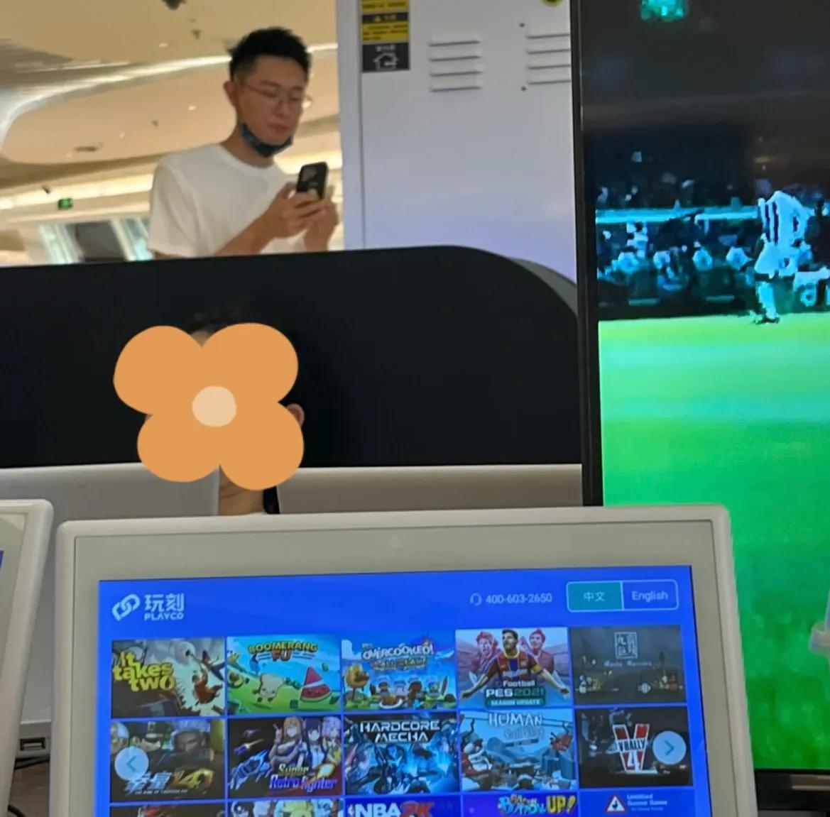 偶遇张嘉倪买超夫妇带娃出游，一家四口其乐融融，互动温馨有爱