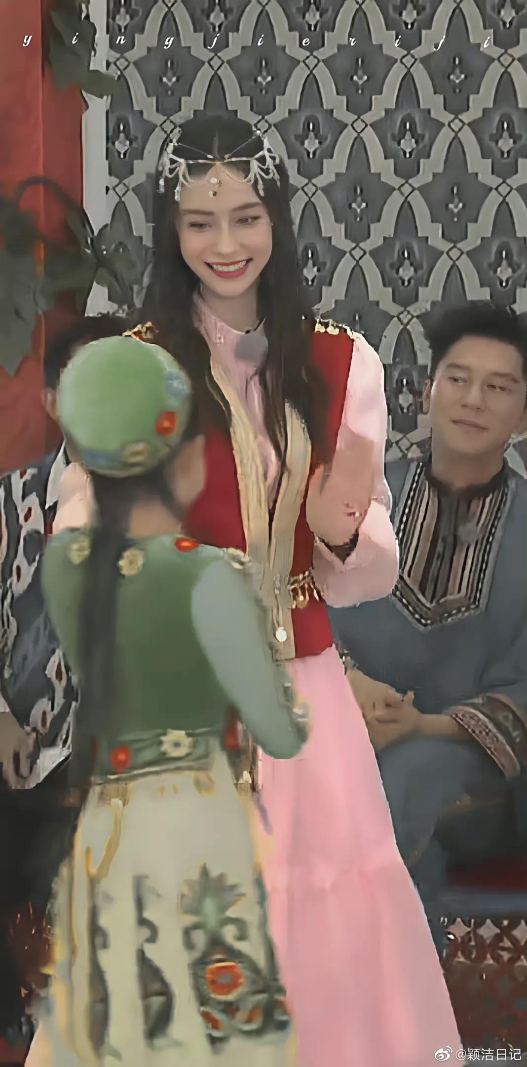 综艺《奔跑吧》直播截图中的baby小姐姐和新疆路透哦