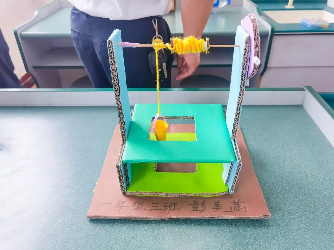 黄甲小学开展“人人参与科技节，我的科技节我做主”科技节活动