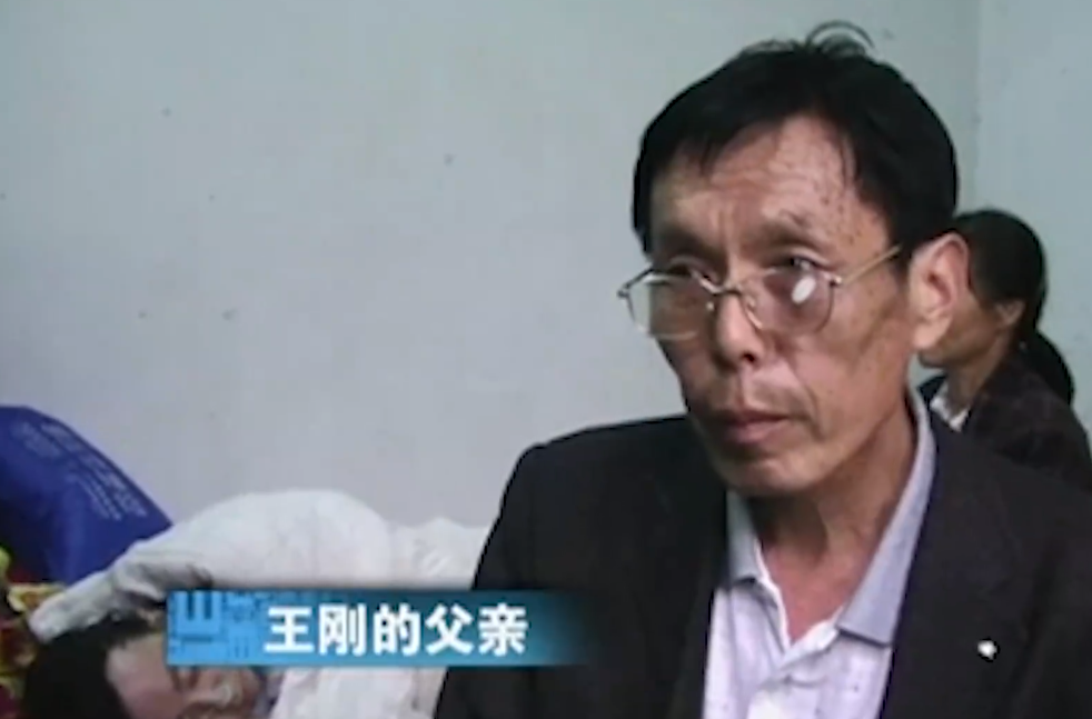 2011年大学生嗜游戏如命，沉溺网吧10年不成人形，归家5天后惨死