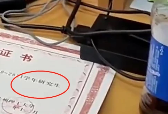 大学生放假后整日打游戏，家长怒斥太颓废，看到鼠标垫后没脾气了