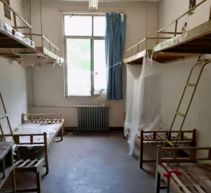 全国最寒酸大学宿舍上榜，环境堪比荒野求生现场，网友看了都摇头