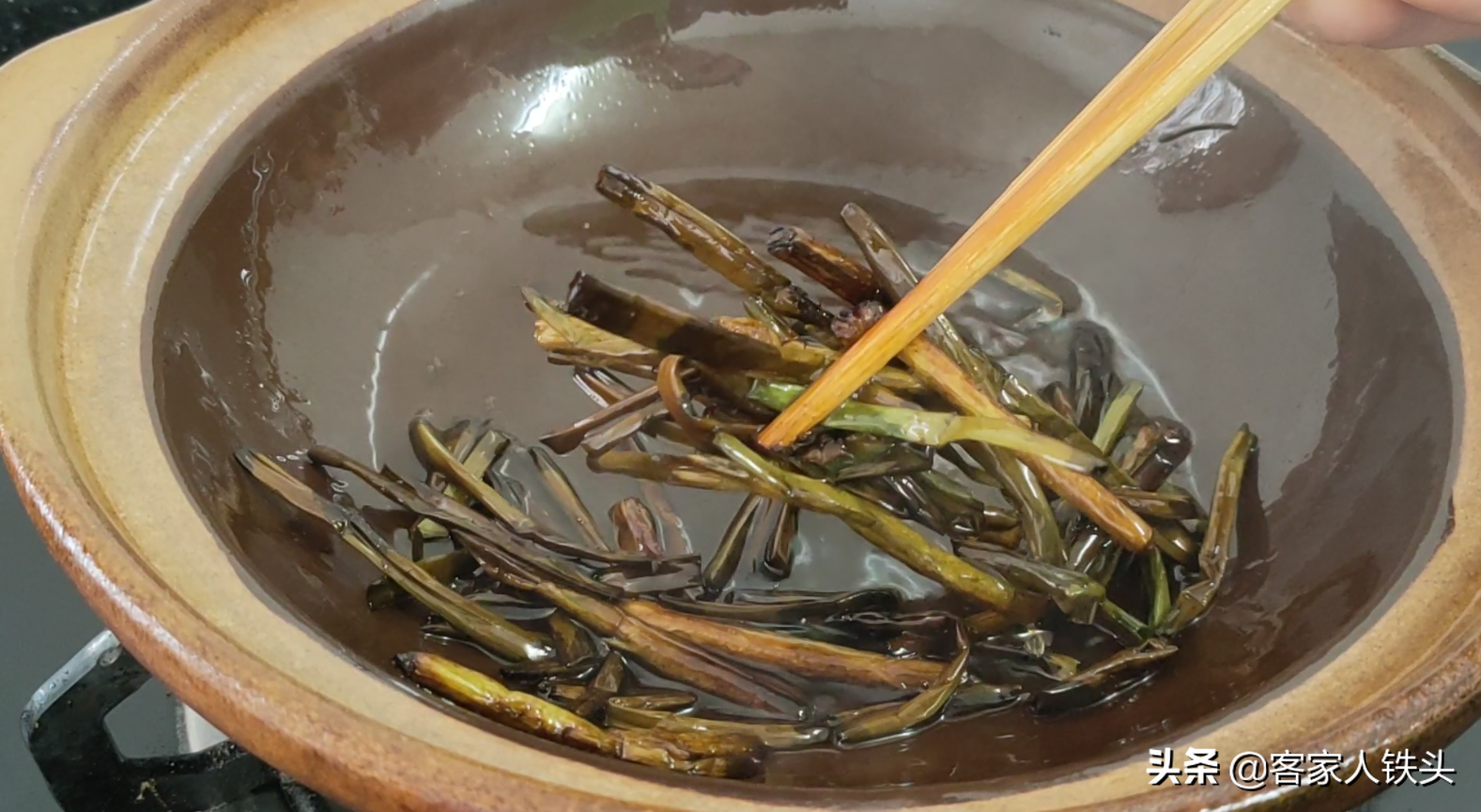 客家葱油鸡，一锅让人吃一次就爱上的家常菜，嫩滑入味吃着很过瘾