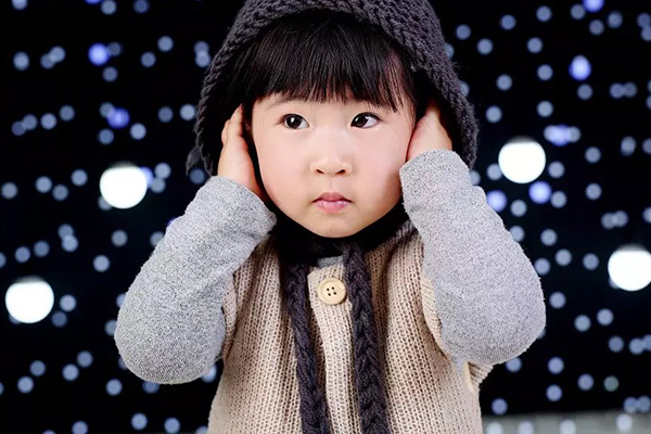 女儿大了，爸爸就不能给孩子洗澡了？孩子不愿自己洗澡，怎么办？