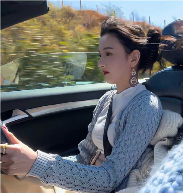 奇的衣服,被她穿得各种有料有气质↓另外一组宋祖儿在大理开车的照片