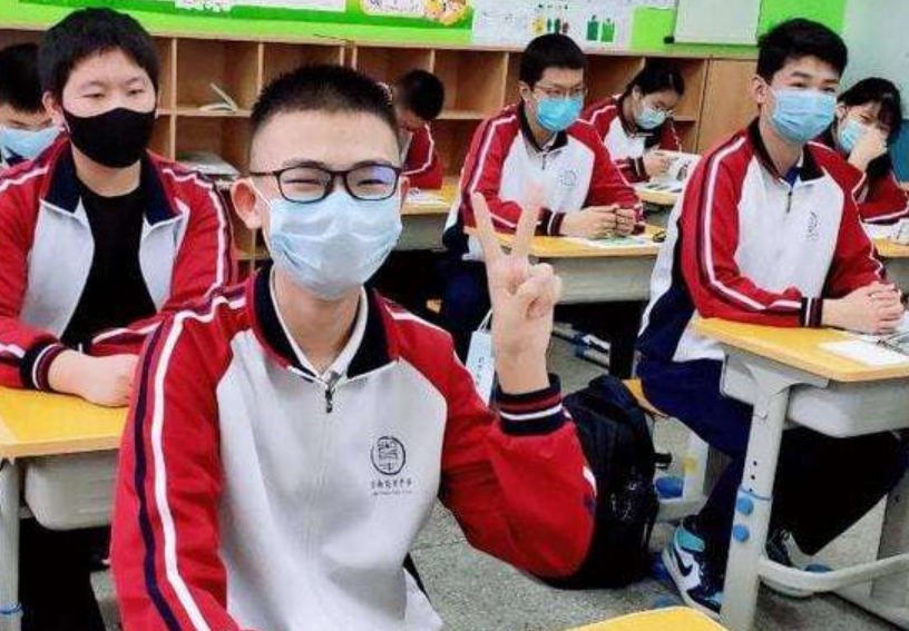 初中生发型新规定，男生发型酷似军人，女生看后“愁眉不展”