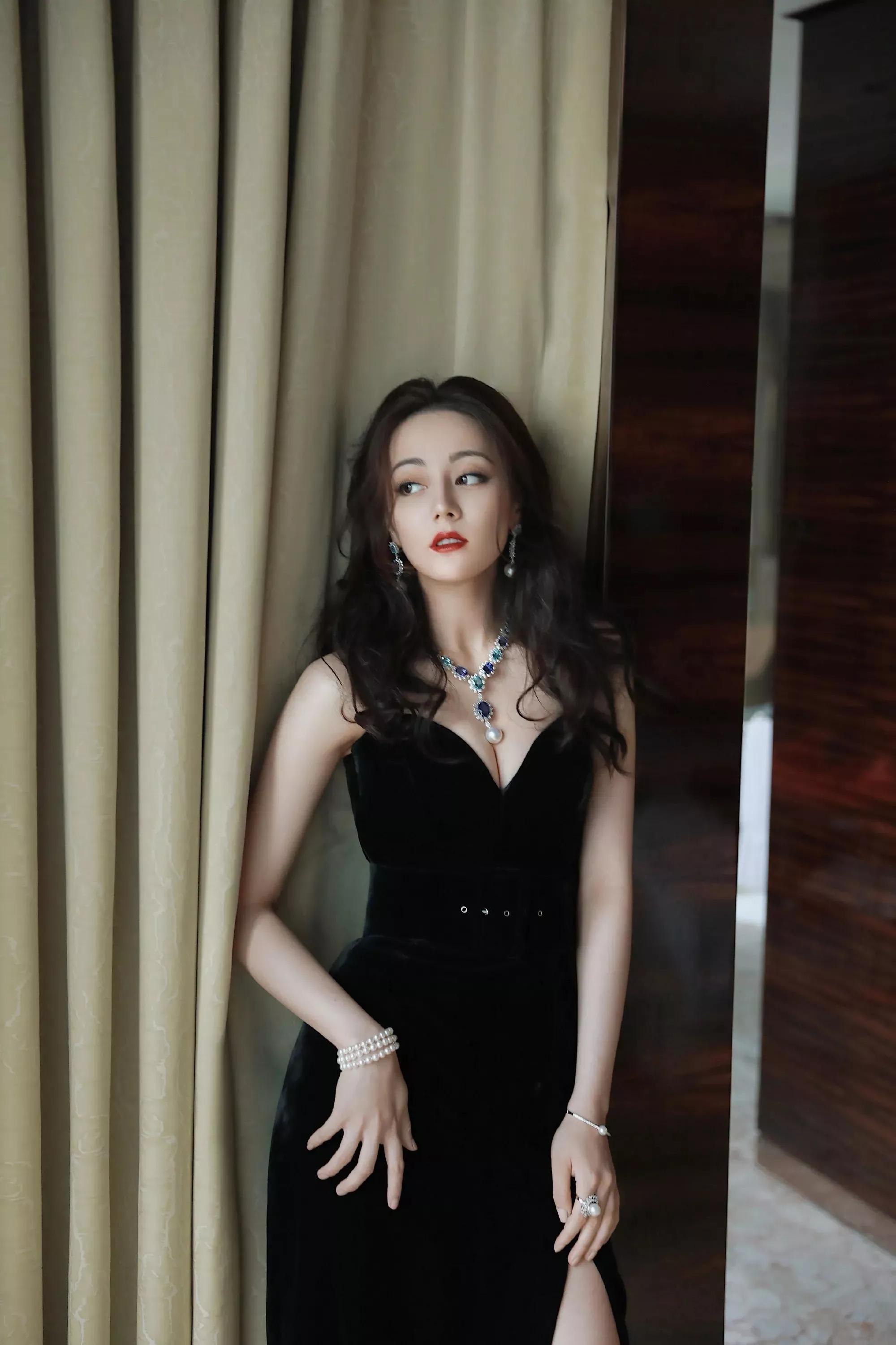 迪力热巴穿的这几套礼服你喜欢她哪一套快来评论一下吧