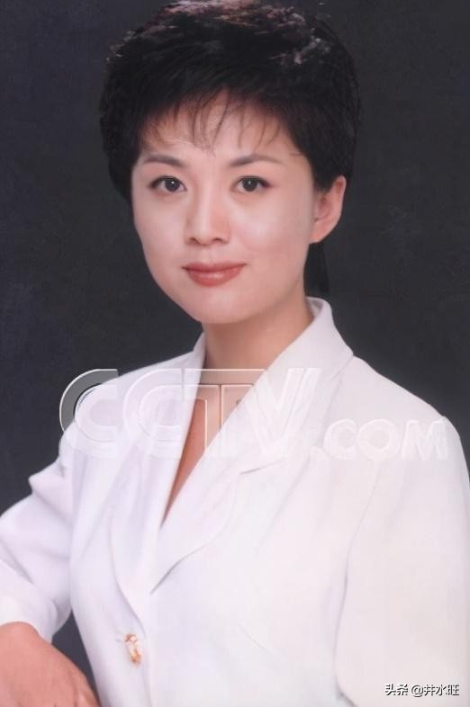 一身白衣的央视女主持，优雅显气质，别具高级感