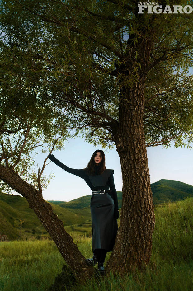 江疏影秋日故事感大片释出 多种气质穿搭复古知性