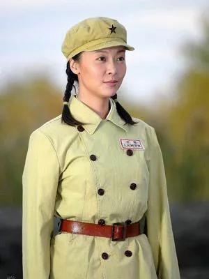 24明星军装女神美照，气质唯美，自信从容，美丽大方