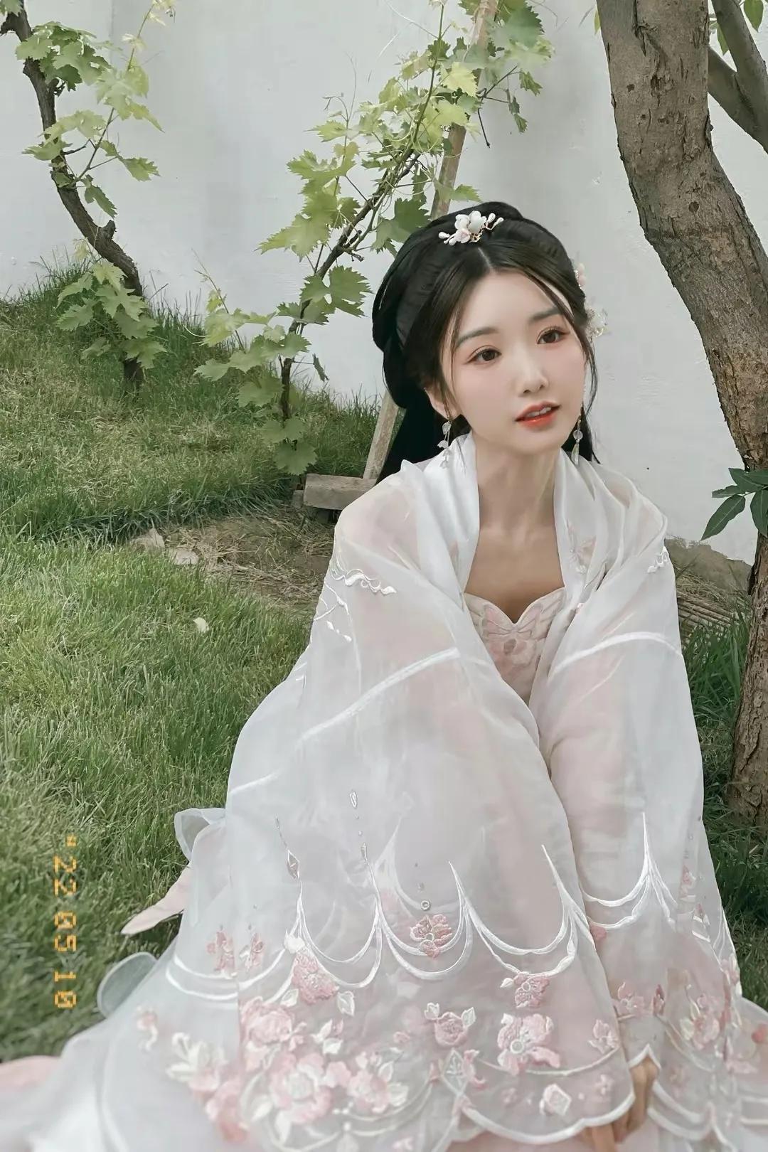 被毛晓彤的古装造型美到了，唯美淡雅，清新自然，娇俏可人