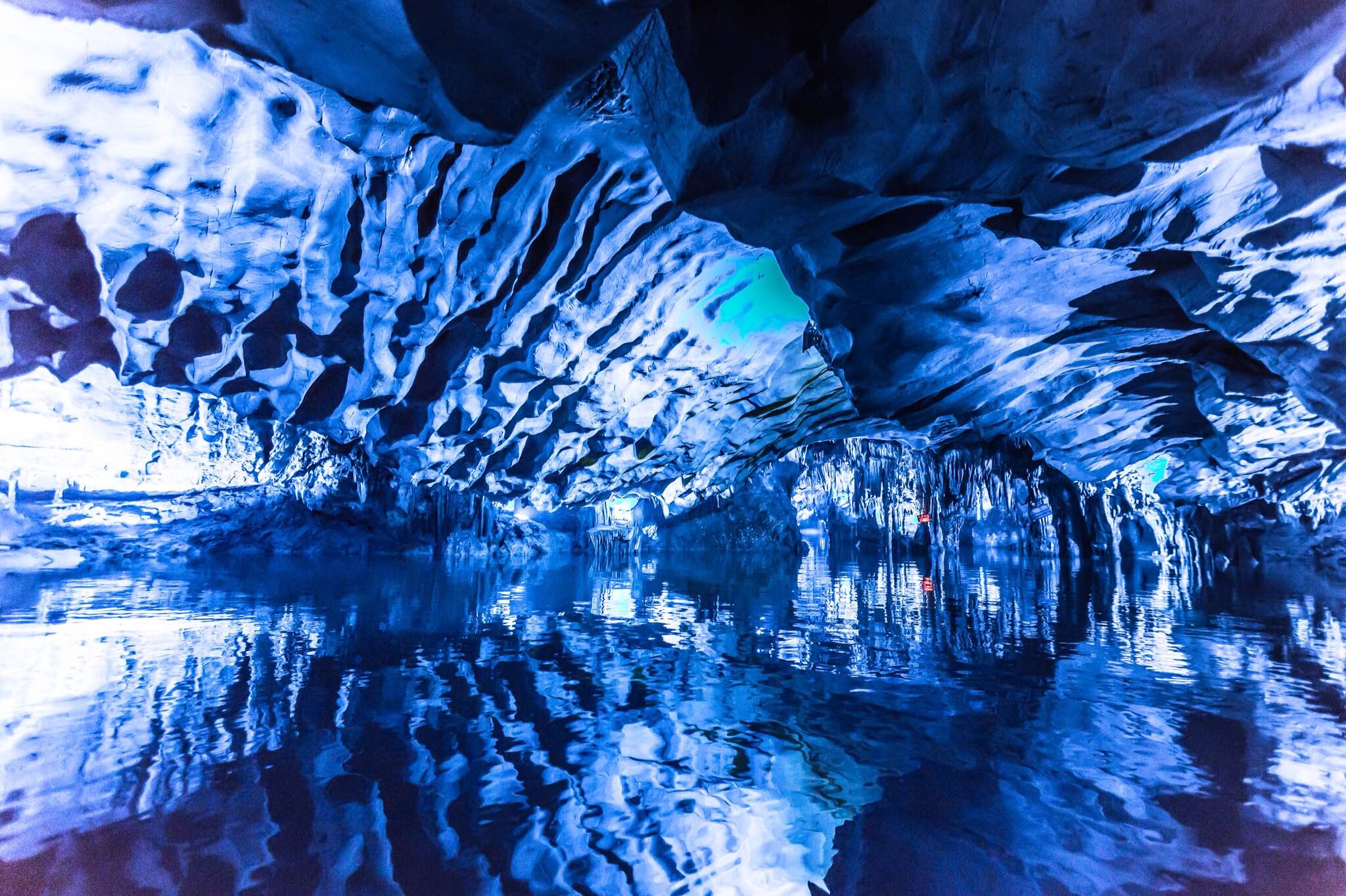 琼瑶九周年结婚纪念日在云南一个溶洞度过并留题词