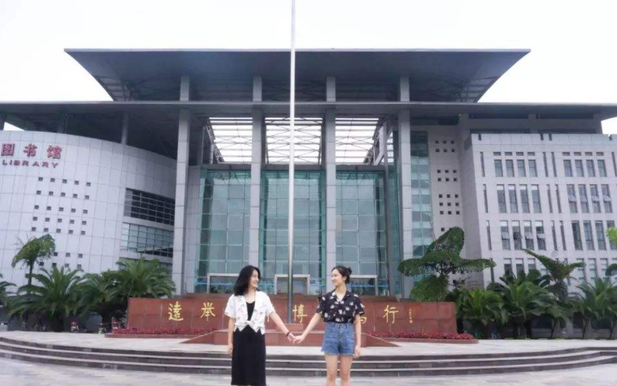 坐落在县城的二本学院，占地面积为全国榜首，部分专业横扫